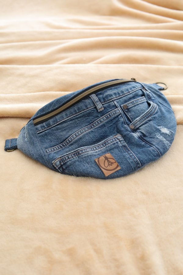 SAC BANANE EN JEANS UPCYCLÉ BLEU