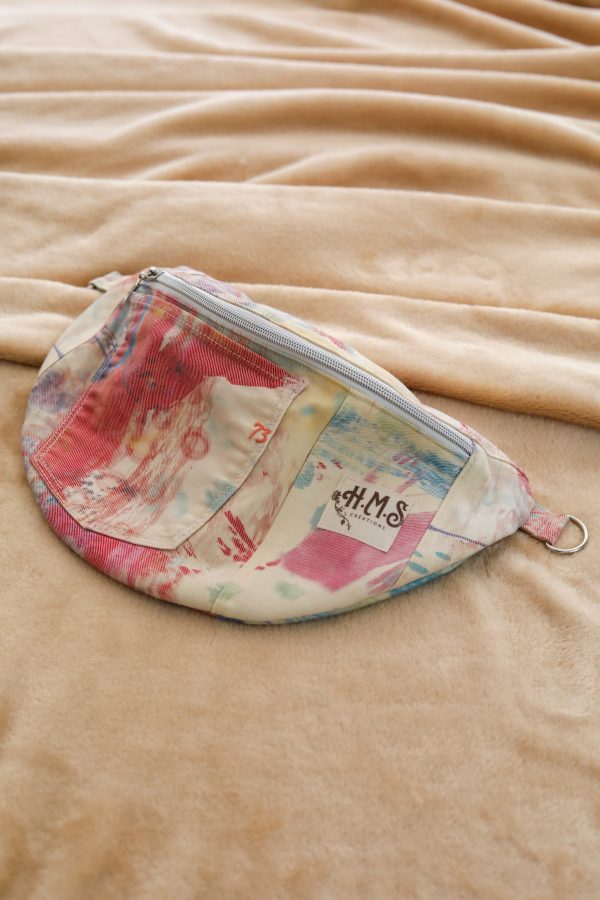 SAC BANANE EN JEANS UPCYCLÉ MULTICOLORE