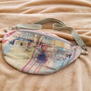 SAC BANANE EN JEANS UPCYCLÉ MULTICOLORE