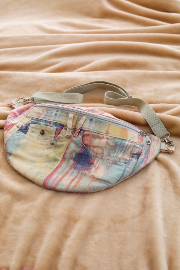 SAC BANANE EN JEANS UPCYCLÉ MULTICOLORE
